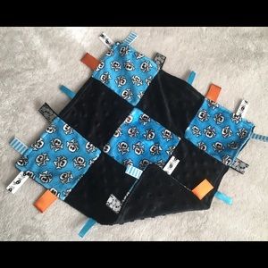 🌺NEW🌺Handmade quilted crossbones minky taggie
